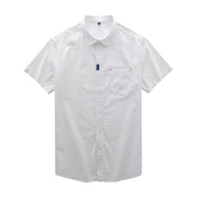 Camisa masculina com fechamento em botões e manga curta, modelagem que se adapta em qualquer corpo.