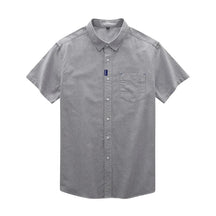 Camisa masculina com fechamento em botões e manga curta, modelagem que se adapta em qualquer corpo.