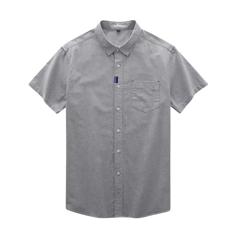 Camisa masculina com fechamento em botões e manga curta, modelagem que se adapta em qualquer corpo.