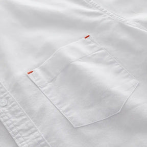 Camisa masculina com fechamento em botões e manga curta, modelagem que se adapta em qualquer corpo.