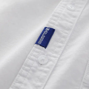 Camisa masculina com fechamento em botões e manga curta, modelagem que se adapta em qualquer corpo.