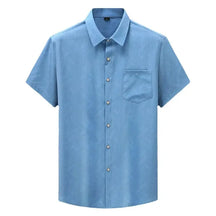 Camisa masculina com fechamento em botões e manga curta, modelagem que se adapta em qualquer corpo.