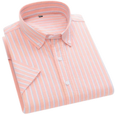 Camisa masculina com fechamento em botões e manga curta, modelagem que se adapta em qualquer corpo.