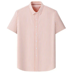 Camisa masculina com fechamento em botões e manga curta, modelagem que se adapta em qualquer corpo.