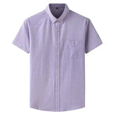 Camisa masculina com fechamento em botões e manga curta, modelagem que se adapta em qualquer corpo.