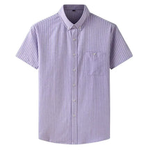 Camisa masculina com fechamento em botões e manga curta, modelagem que se adapta em qualquer corpo.