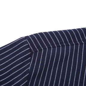 Camisa masculina com fechamento em botões e manga curta, modelagem que se adapta em qualquer corpo.