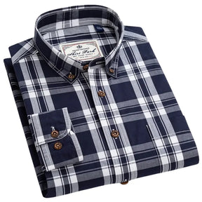 Camisa Masculina Oxford: elegante e estilo para qualquer ocasião. Confeccionada com Algodão de alta qualidade, caimento perfeito e conforto incomparável. Disponível em diversos tamanhos e cores.