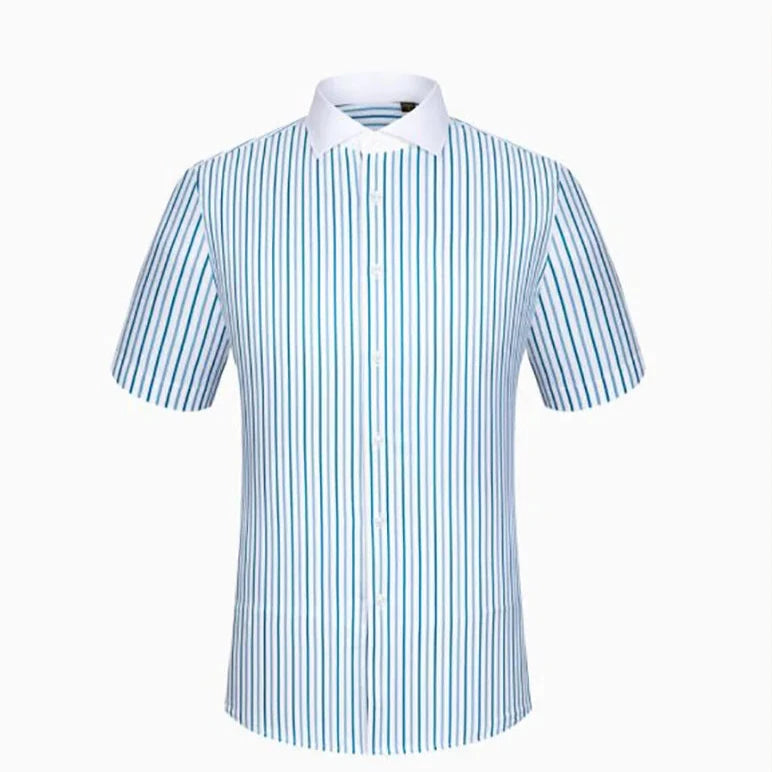 Camisa masculina com fechamento em botões e manga curta, modelagem que se adapta em qualquer corpo.