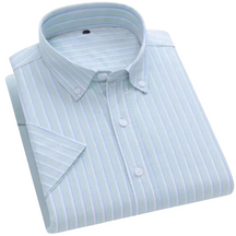 Camisa masculina com fechamento em botões e manga curta, modelagem que se adapta em qualquer corpo.