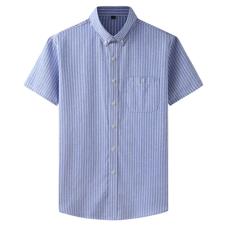 Camisa masculina com fechamento em botões e manga curta, modelagem que se adapta em qualquer corpo.