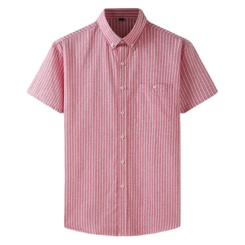 Camisa masculina com fechamento em botões e manga curta, modelagem que se adapta em qualquer corpo.