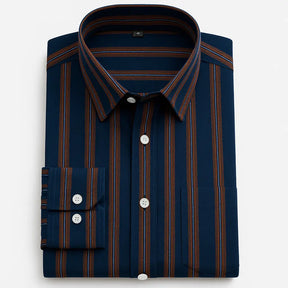 Camisa masculina Oxford listrada  slim fit em algodão premium, manga longa e gola estruturada.