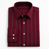 Camisa masculina Oxford listrada vinho slim fit em algodão premium, manga longa e gola estruturada.
