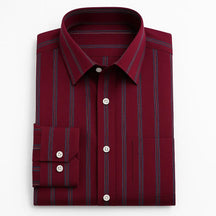 Camisa masculina Oxford listrada vinho slim fit em algodão premium, manga longa e gola estruturada.