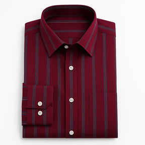 Camisa masculina Oxford listrada vinho slim fit em algodão premium, manga longa e gola estruturada.