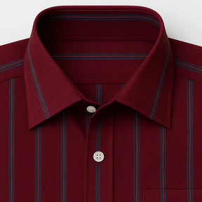 Camisa masculina Oxford listrada vinho slim fit em algodão premium, manga longa e gola estruturada.