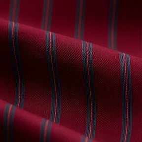 Camisa masculina Oxford listrada vinho slim fit em algodão premium, manga longa e gola estruturada.