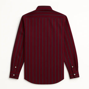 Camisa masculina Oxford listrada vinho slim fit em algodão premium, manga longa e gola estruturada.