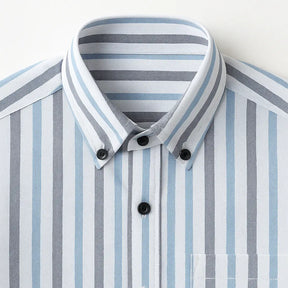 Camisa masculina Oxford listrada slim fit azul em algodão premium, manga longa e bolso discreto.