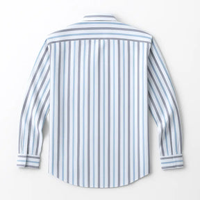 Camisa masculina Oxford listrada slim fit azul em algodão premium, manga longa e bolso discreto.
