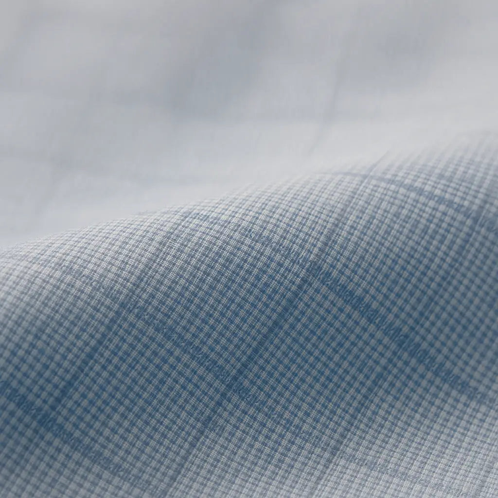 camisa social masculina slim fit cinza claro em algodão com elastano, manga longa, padrão xadrez discreto e gola estruturada
