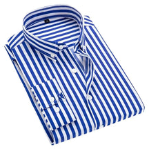 Camisa Social Masculina Listrada com fechamento em botões e modelagem moderna