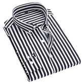 Camisa Social Masculina Listrada com fechamento em botões e modelagem moderna