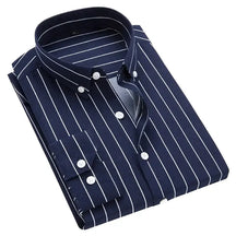 Camisa Social Masculina Listrada com fechamento em botões e modelagem moderna