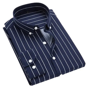 Camisa Social Masculina Listrada com fechamento em botões e modelagem moderna