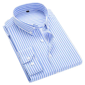 Camisa Social Masculina Listrada com fechamento em botões e modelagem moderna