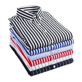 Camisa Social Masculina Listrada com fechamento em botões e modelagem moderna