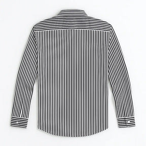 camisa social masculina listrada preta e branca em algodão, manga longa, modelagem slim fit, dobrada sobre fundo claro
