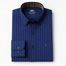 camisa social masculina oxford  em algodão, manga longa, gola estruturada e detalhe interno contrastante