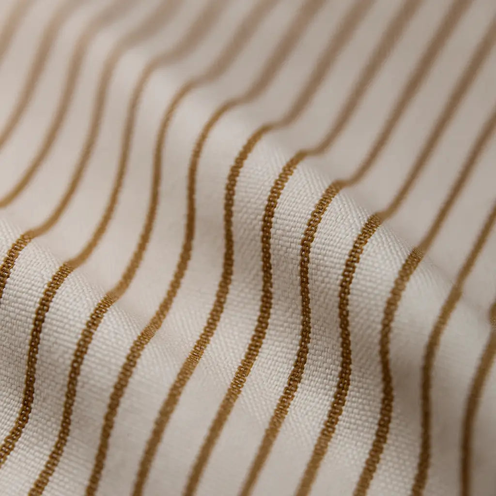 camisa social masculina slim fit branca com listras marrons em algodão, manga longa, gola estruturada e botões claros