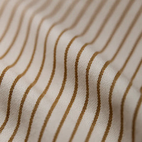 camisa social masculina slim fit branca com listras marrons em algodão, manga longa, gola estruturada e botões claros