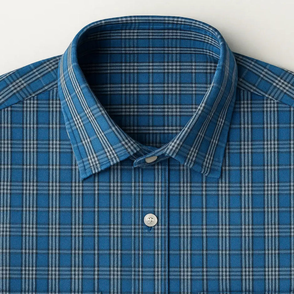 camisa social masculina slim fit azul com padrão xadrez branco em algodão com elastano, manga longa, gola estruturada e botões claros