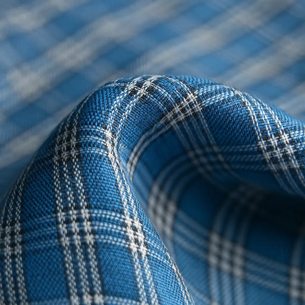 camisa social masculina slim fit azul com padrão xadrez branco em algodão com elastano, manga longa, gola estruturada e botões claros