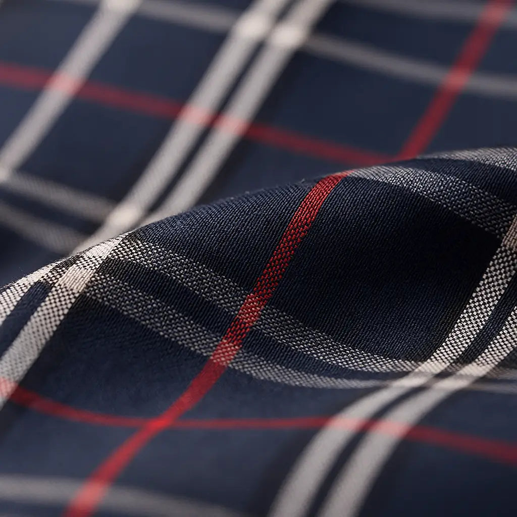 camisa social masculina slim fit azul marinho com padrão xadrez vermelho e branco em algodão, manga longa, gola estruturada e botões escuros