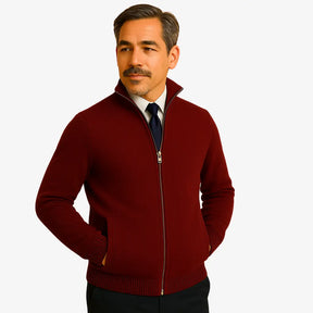 Cardigan masculino com zíper e gola alta. Elegante e versátil, ideal para outono e inverno. Conforto térmico com estilo refinado.