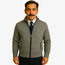 Cardigan masculino com zíper e gola alta. Elegante e versátil, ideal para outono e inverno. Conforto térmico com estilo refinado.