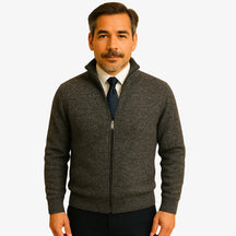 Cardigan masculino com zíper e gola alta. Elegante e versátil, ideal para outono e inverno. Conforto térmico com estilo refinado.