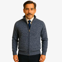 Cardigan masculino com zíper e gola alta. Elegante e versátil, ideal para outono e inverno. Conforto térmico com estilo refinado.