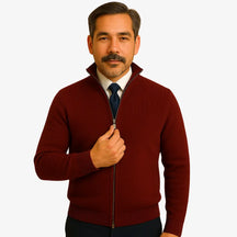 Cardigan masculino com zíper e gola alta. Elegante e versátil, ideal para outono e inverno. Conforto térmico com estilo refinado.