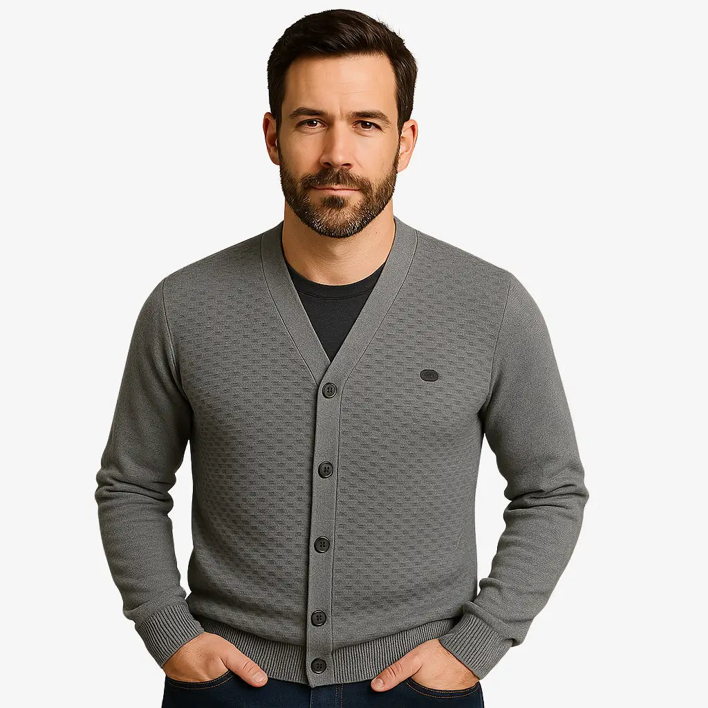Cardigan masculino gola V com botões e textura elegante. Conforto e estilo clássico para dias amenos de outono e primavera.