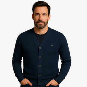 Cardigan masculino gola V com botões e textura elegante. Conforto e estilo clássico para dias amenos de outono e primavera.