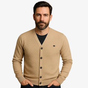 Cardigan masculino gola V com botões e textura elegante. Conforto e estilo clássico para dias amenos de outono e primavera.