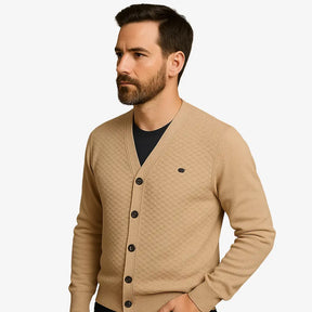 Cardigan masculino gola V com botões e textura elegante. Conforto e estilo clássico para dias amenos de outono e primavera.