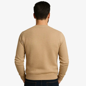 Cardigan masculino gola V com botões e textura elegante. Conforto e estilo clássico para dias amenos de outono e primavera.