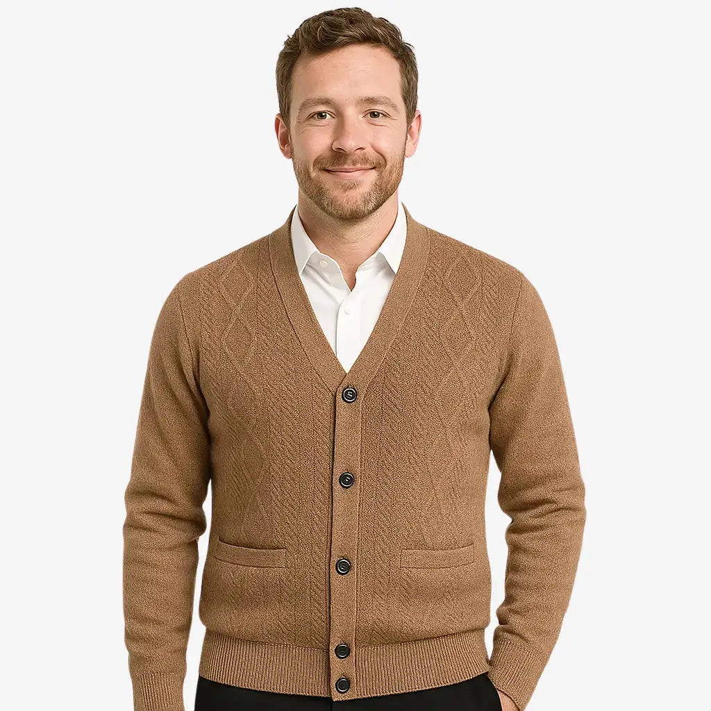 Cardigan masculino gola V em lã e algodão com textura clássica. Ideal para compor looks elegantes nos dias frios com conforto e estilo.
